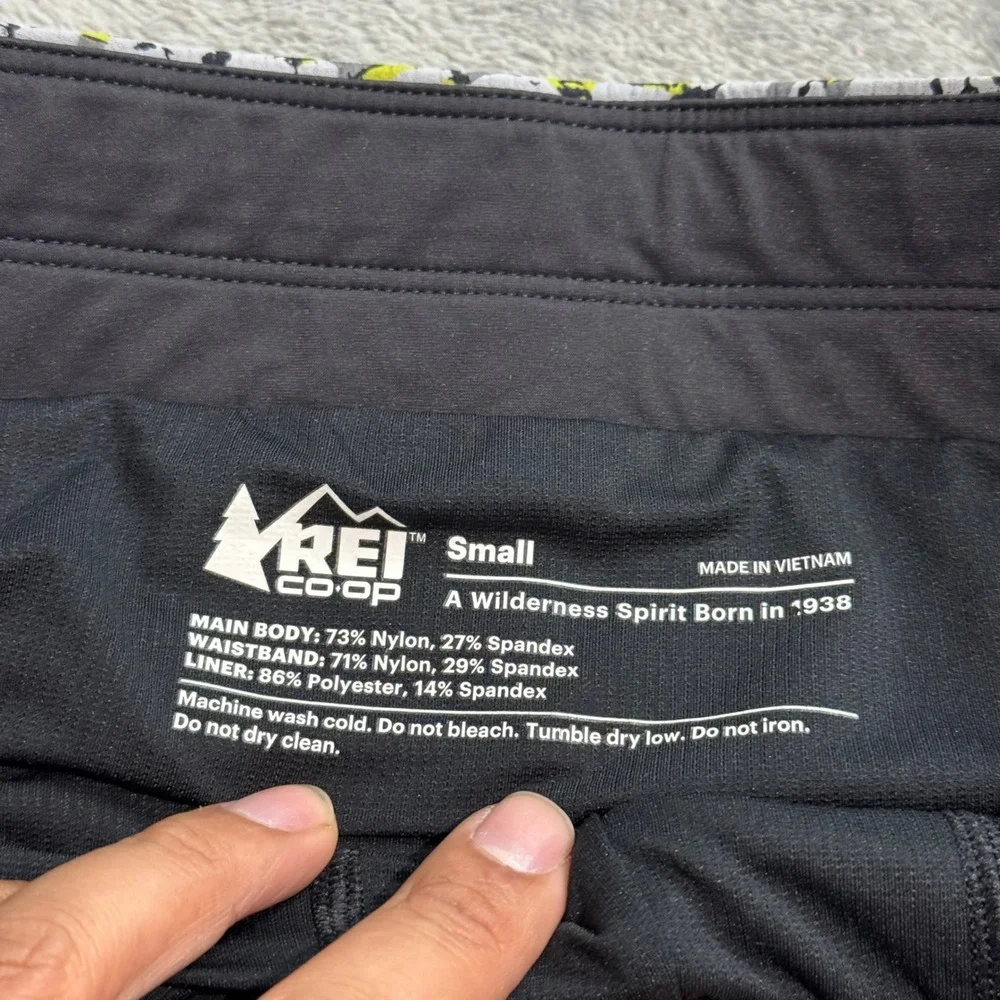 REI Co-op Swiftland Lined Running Shorts Mens Small Grey Lime Abstract Print 7in